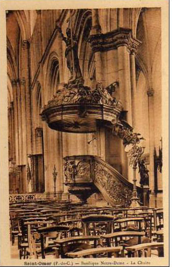 Cette chaire provient de la chapelle des Dominicains , on peut y voir la vie de Saint Dominique sculptée par Danvin en 1712 . Un angelot y est aussi sculpté  qui nous fait chut avec le doigt sur la bouche.