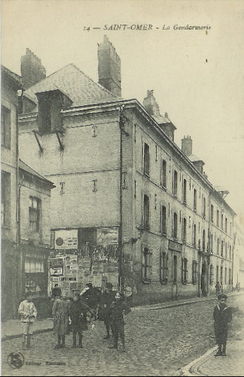 C'est dans cette rue que se trouvait la caserne de gendarmerie Dorsenne, que l'on aperçoit derriére les enfants.