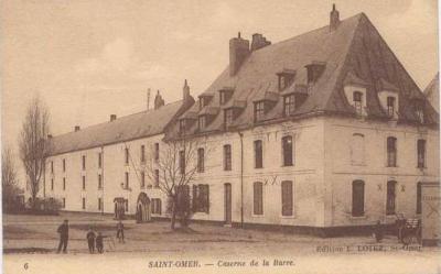 On voit ici la caserne de la Barre. C'était l'une des nombreuses casernes de militaires que comptaient St Omer, qui était une importante ville de garnison. Elle doit son nom à Henri de Chivré, marquis de la Barre, mort en 1638. 
