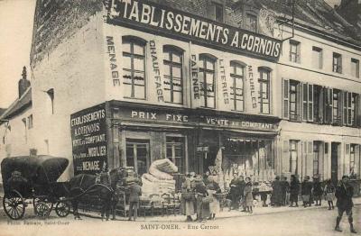 On voit ici un commerce bien animé. Il se trouvait au coin de la rue Carnot et de la rue des bleuets. Sur la gauche on aperçoit la charrette qui servait pour les livraisons.