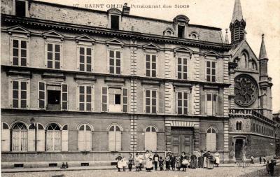 On peut voir ici la façade du lycée privé qui fût ouvert par les religieuses de Notre Dame de Sion en 1870, où les jeunes filles de bonnes familles y étaient éduquées.