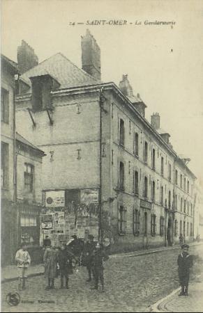 C'est dans cette rue que se trouvait la caserne de gendarmerie Dorsenne, que l'on aperçoit derriére les enfants.