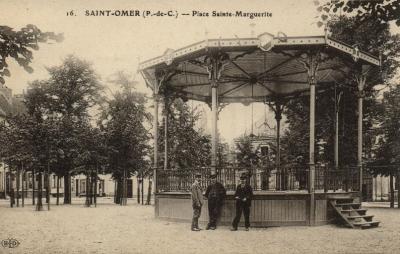 Du temps ou cette place s'appelait place Sainte Marguerite,elle était plantée de tilleuls, que l'on aperçoit dans le fond et un kiosque se dressait au centre.