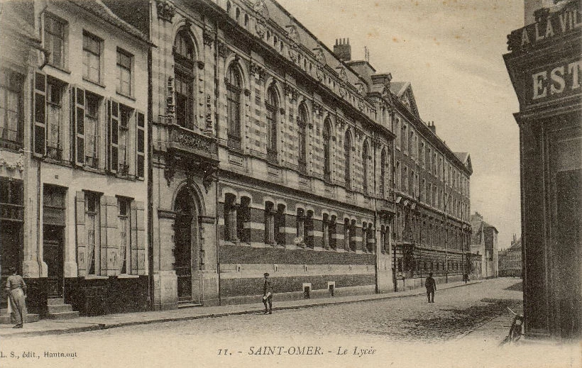 (d)- Le lycée
