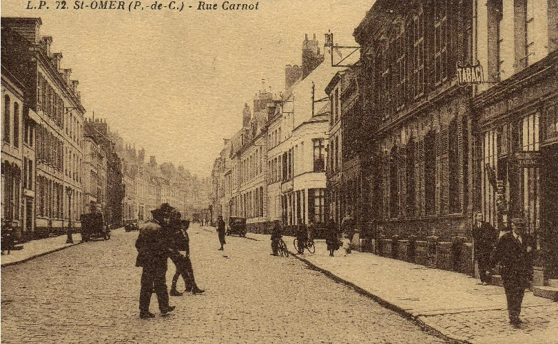 (f)- En descendant la rue