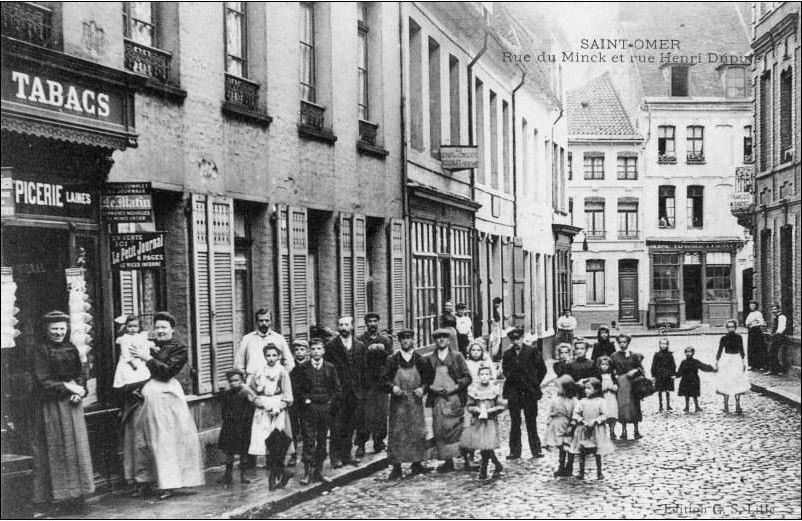  Sur cette vue on peut voir, sur la gauche une des nombreuses épiceries-tabac qu'il y avait en ville. Et dans le fond on aperçoit la place Pierre Bonhomme qui s'appelait autrefois la place du marché aux poissons.