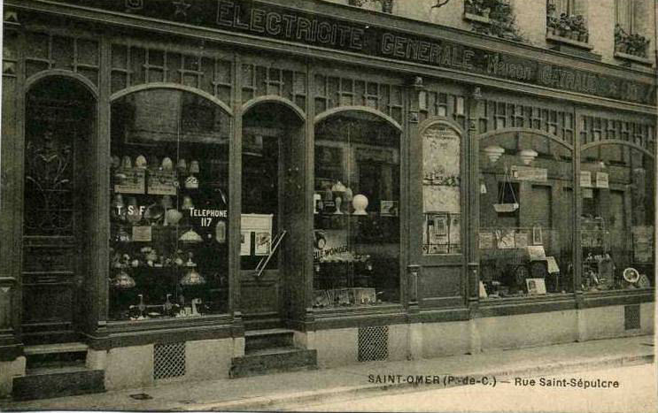On pouvait trouver dans ce magasin , tout le matériel electrique pour la maison . Il se situait dans le haut de la rue.