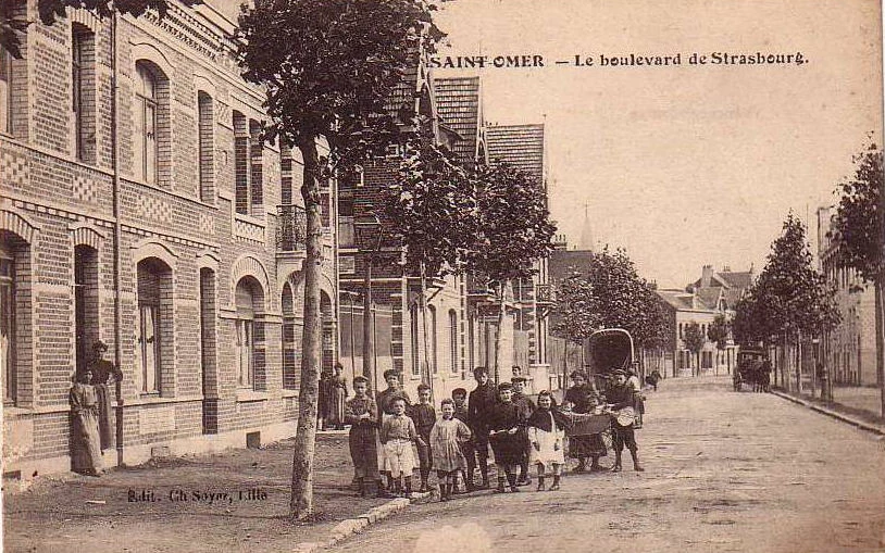 (f)- Au long du boulevard