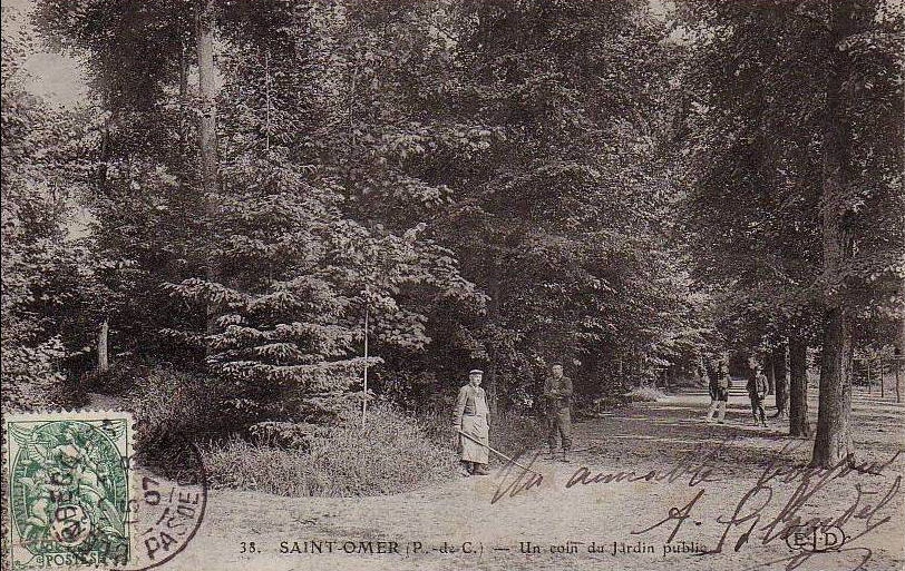 (u)- Dans les allées