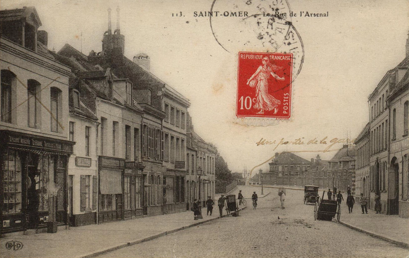 (d)- En descendant la rue