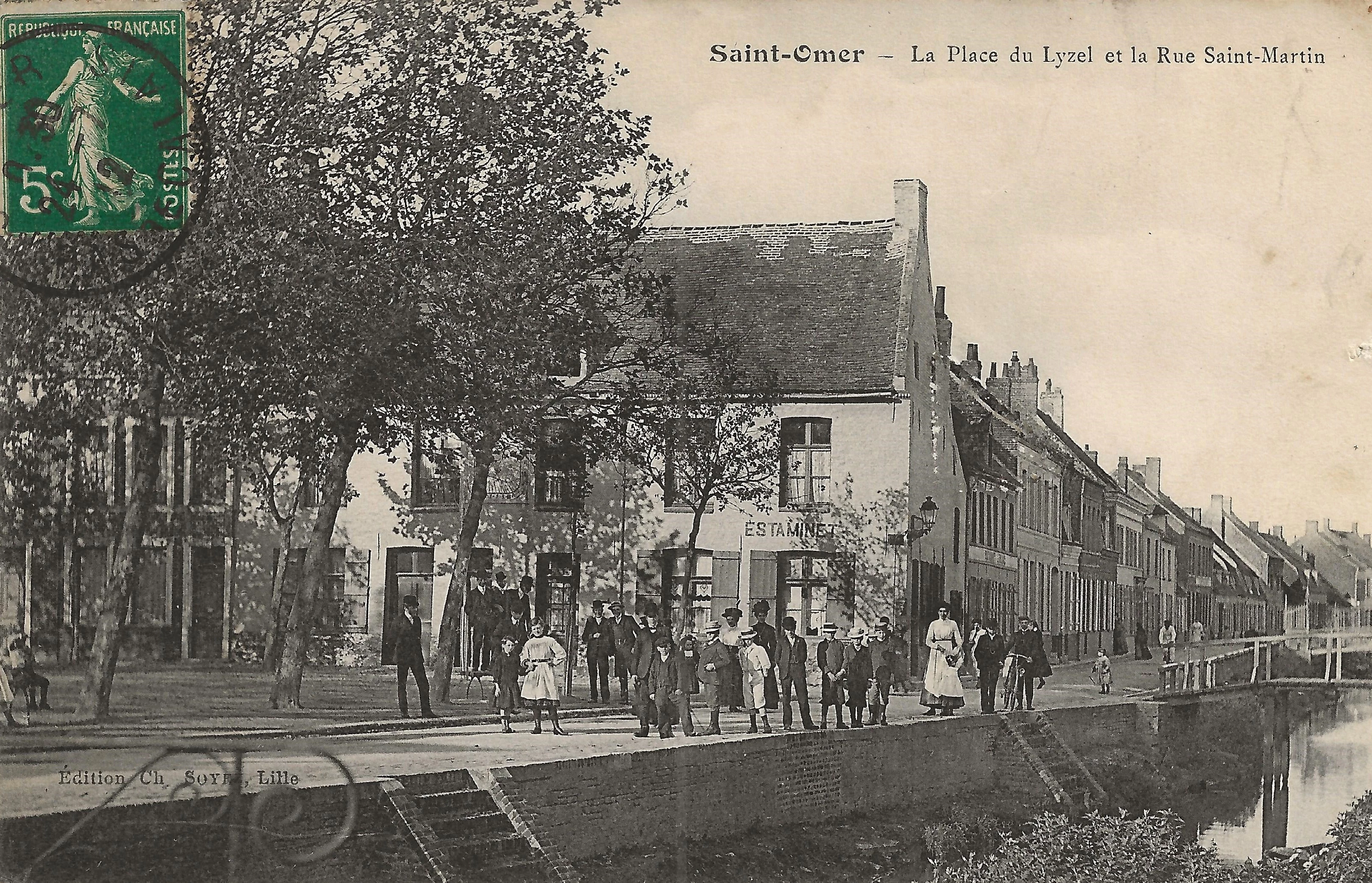 (c) L'estaminet de la Place