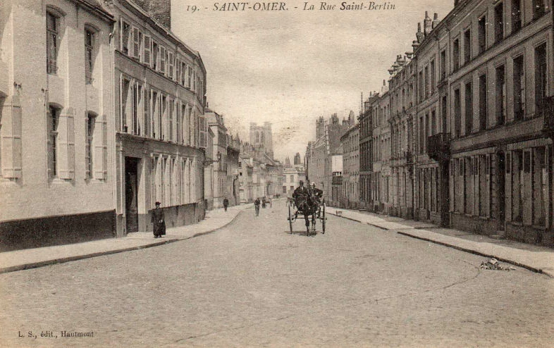 (c) Vers le haut de la rue