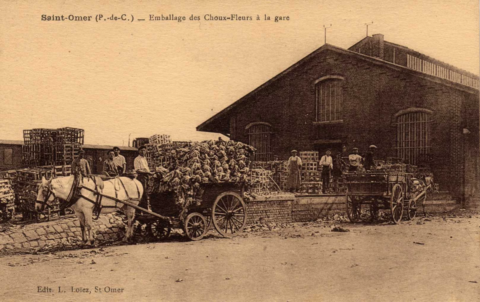 (i)- La cour de la gare