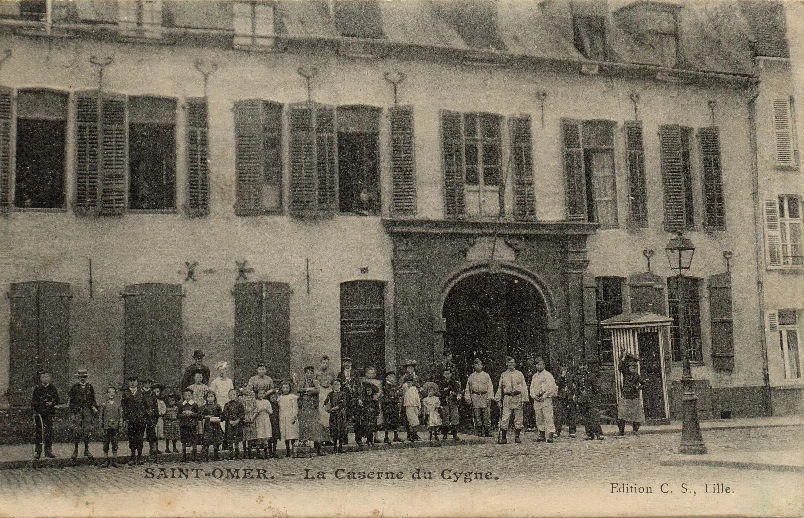 (b)- Entrée de la caserne