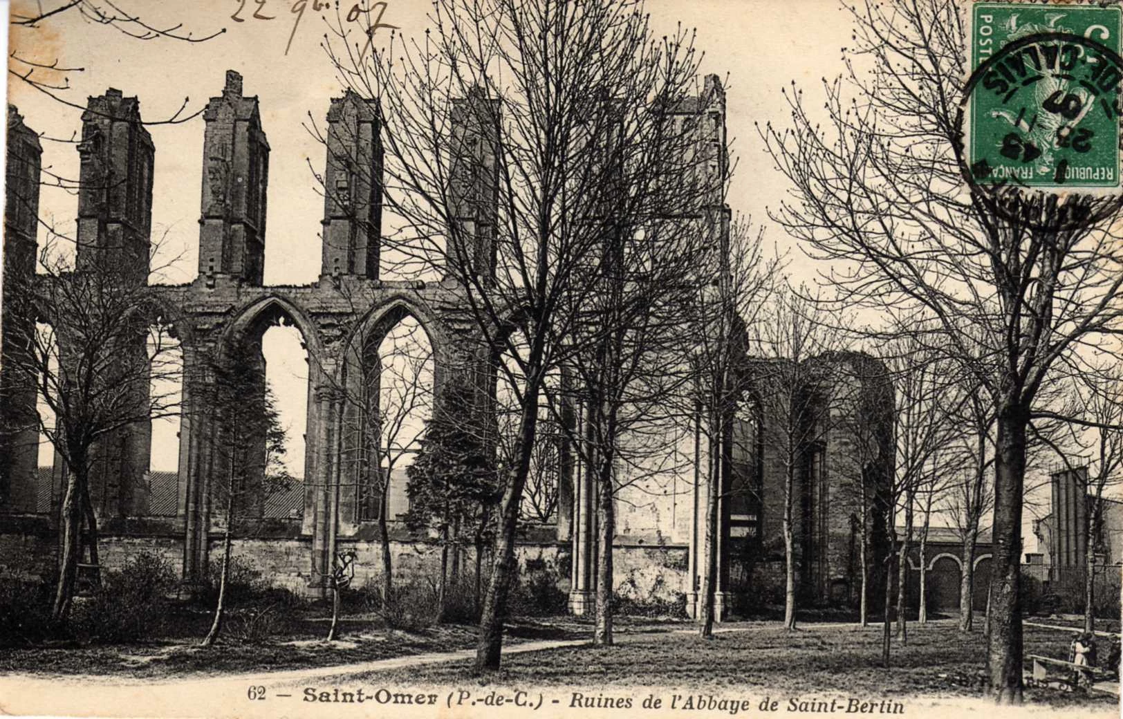 (g)- Les ruines vues du square