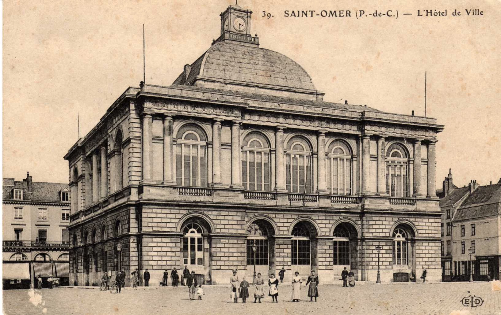 (d)- Un édifice imposant