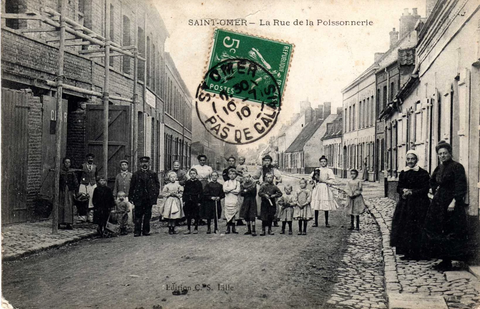 (a)- Une rue des faubourgs