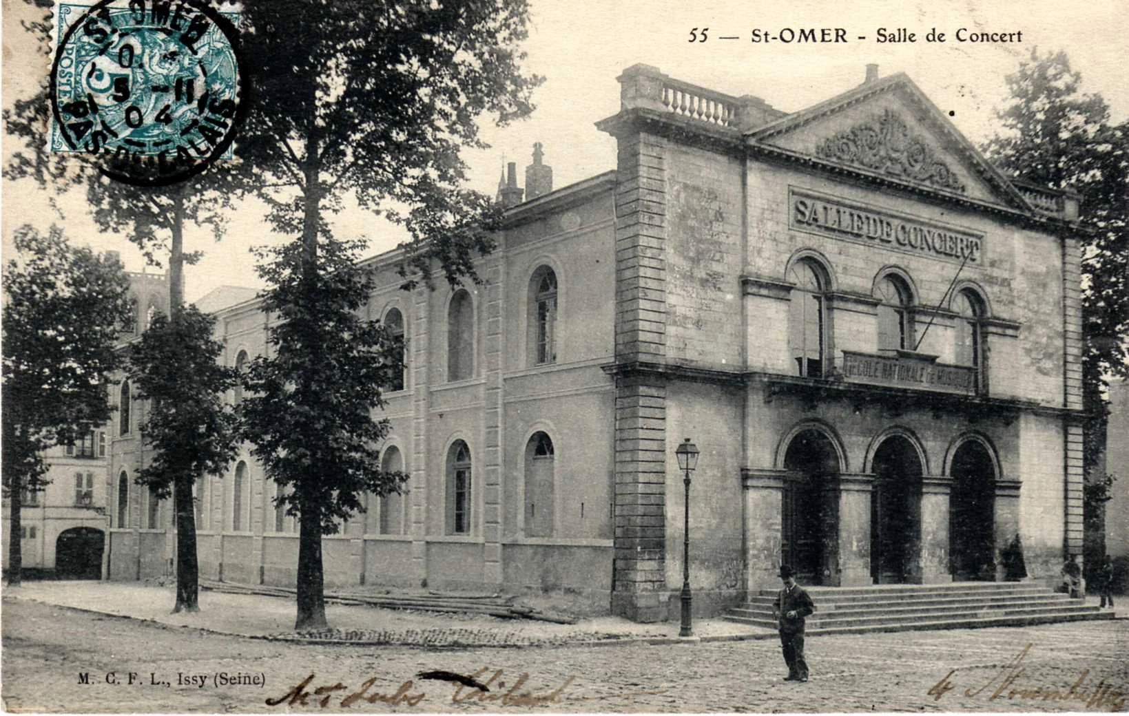 (d)- un coin de la place