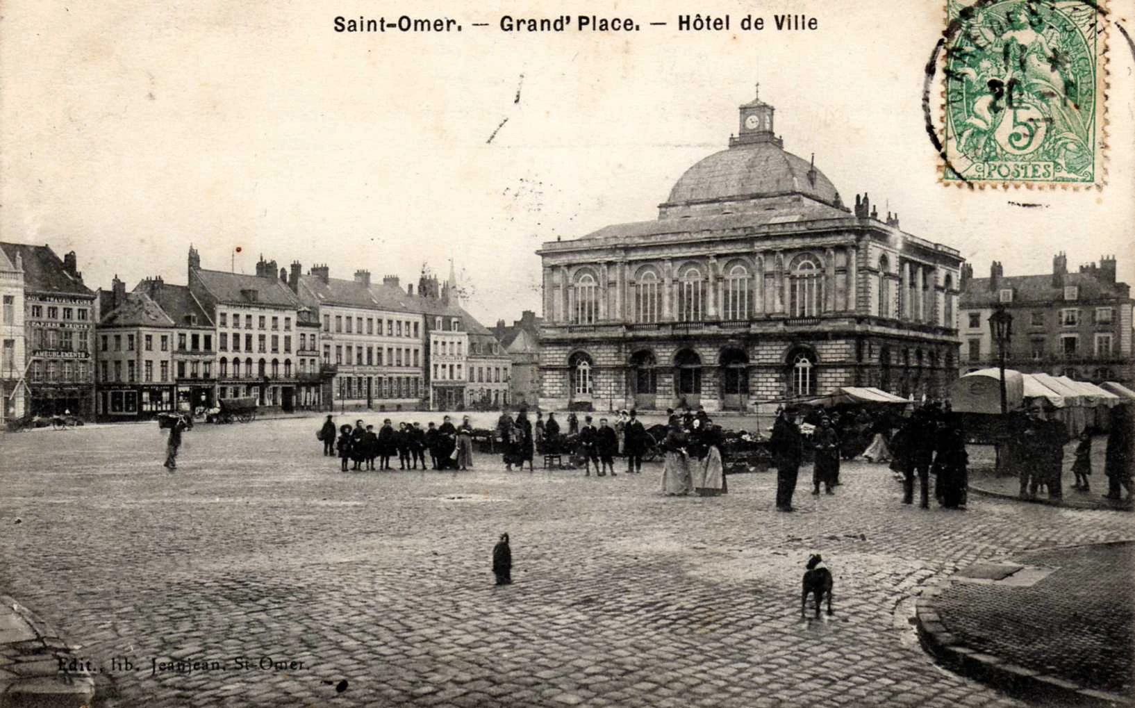 (l)- Vue de la place