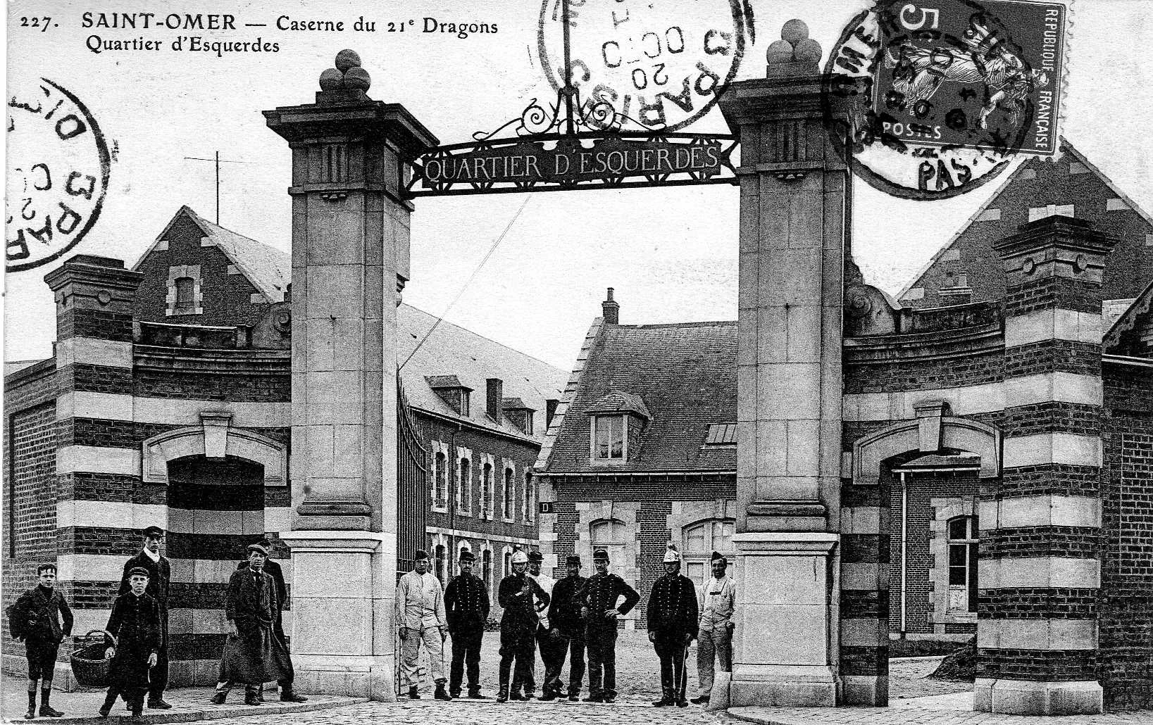 (d)- L'entrée de la caserne