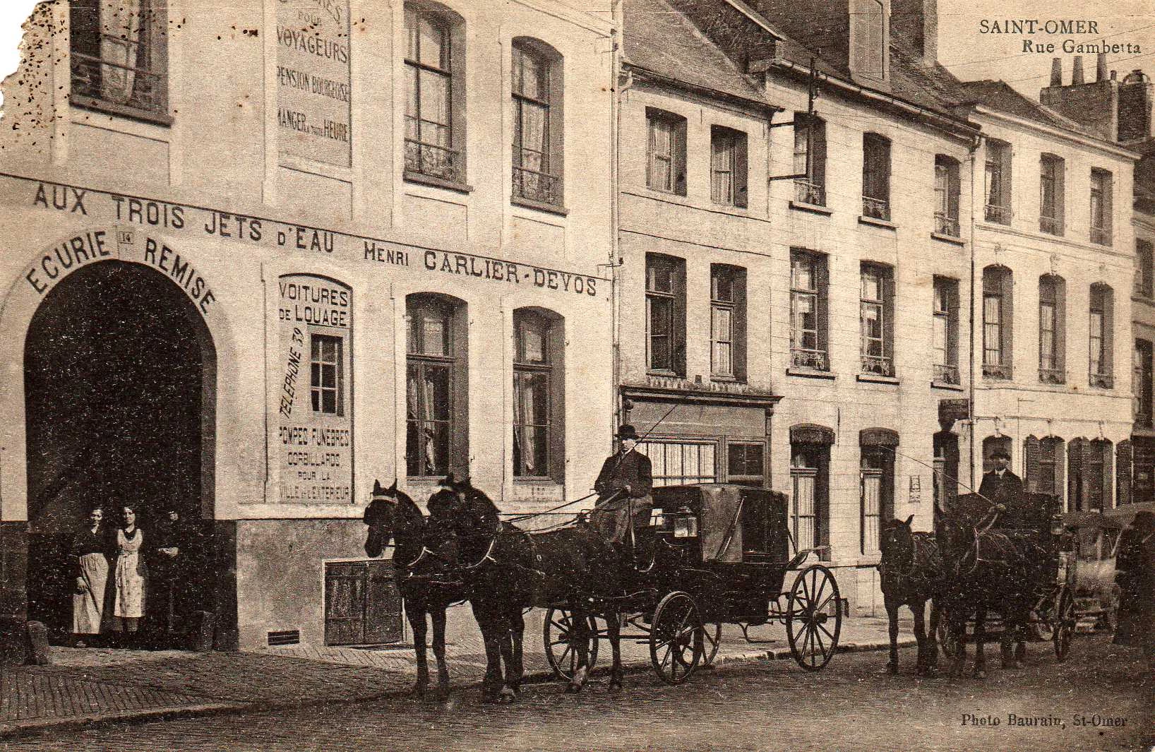 (a)- Une entrée d'hôtel