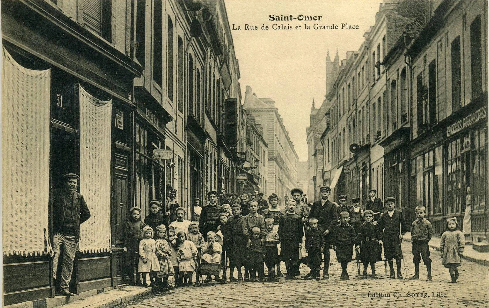 (a)-Dans le fond la grand