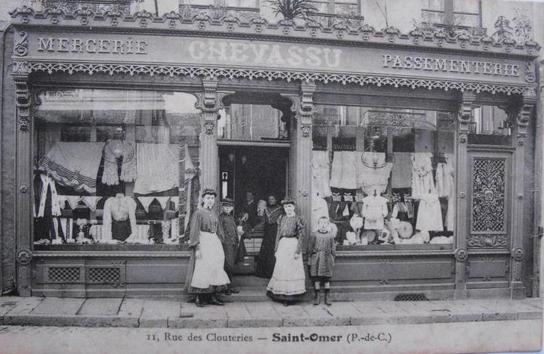 (c)- Une façade de magasin