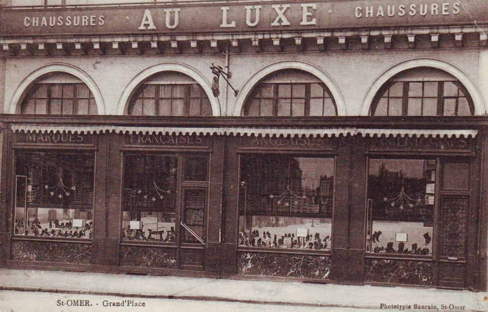 (q)- Un magasin de chaussures