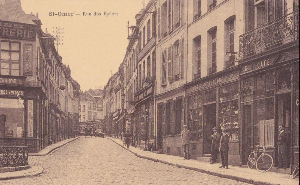 (b)- Une petite rue