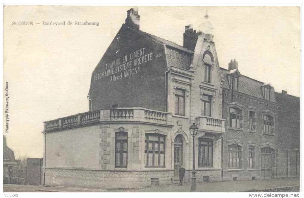 (g)- Une façade et un beau balcon