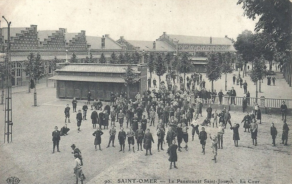 (l) - La cour du pensionnat