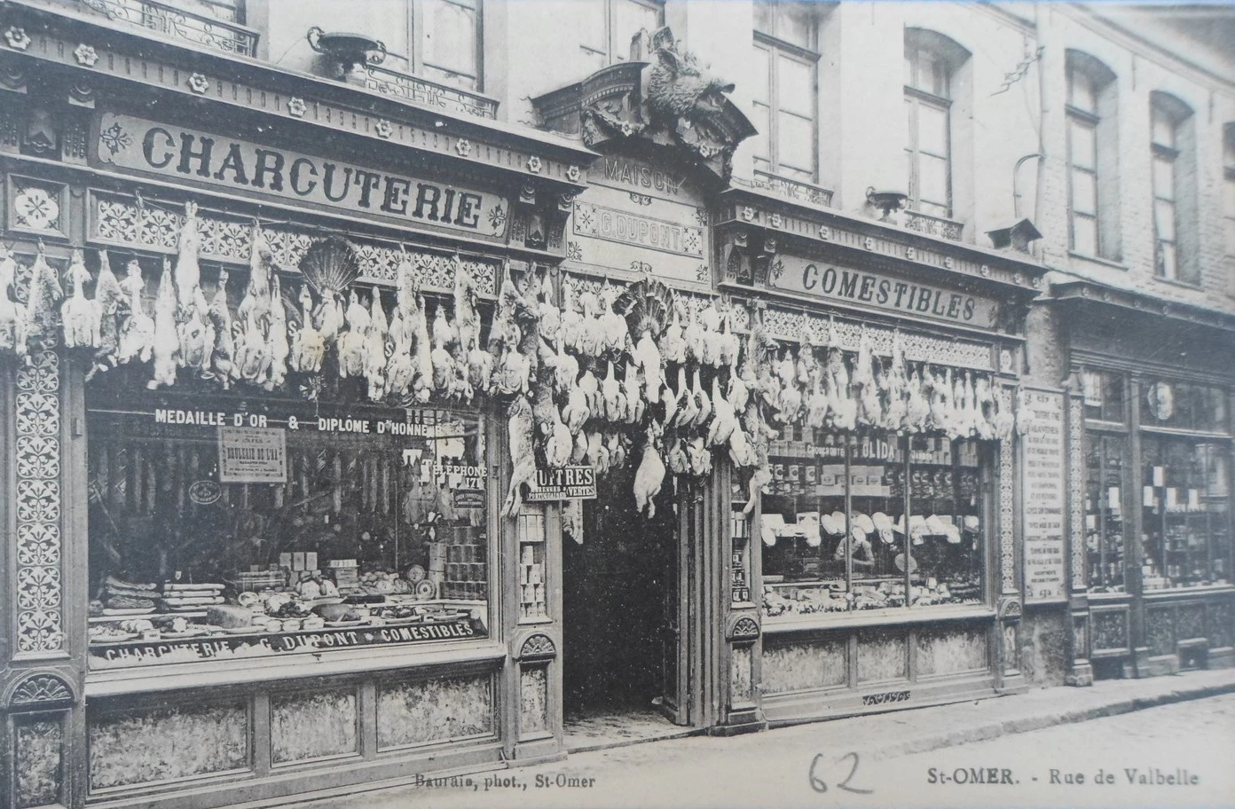 (e)- La façade un autre jour