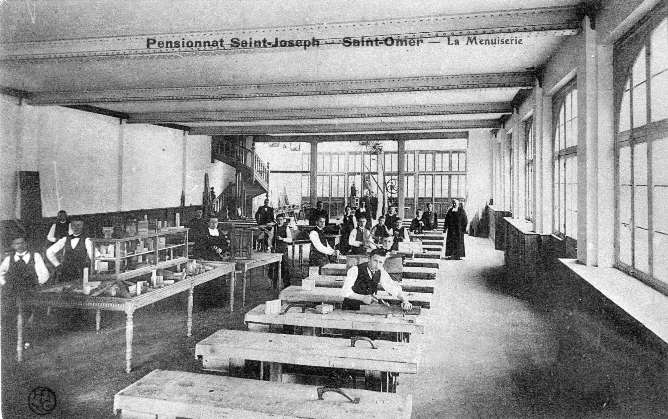 (h)- Atelier de menuiserie