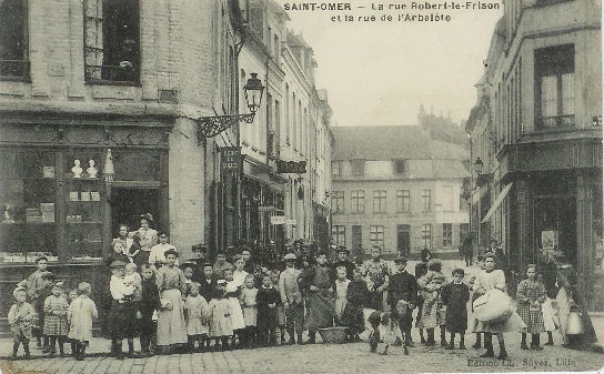 (b)- une rue pleine d