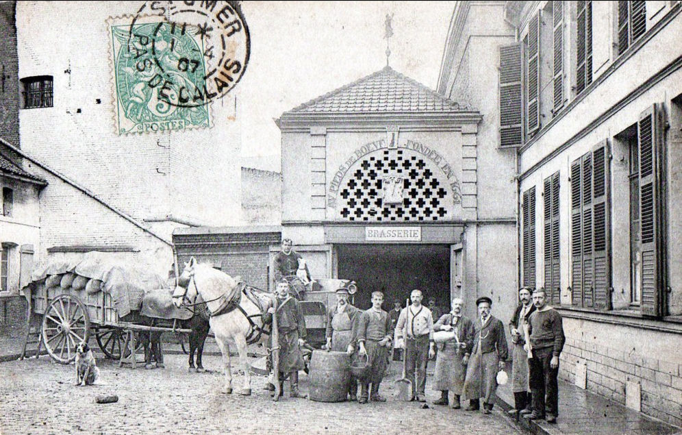 cette brasserie se situait vers le bas de la rue, on peut lire sur l'entrée derrière les personnages 
