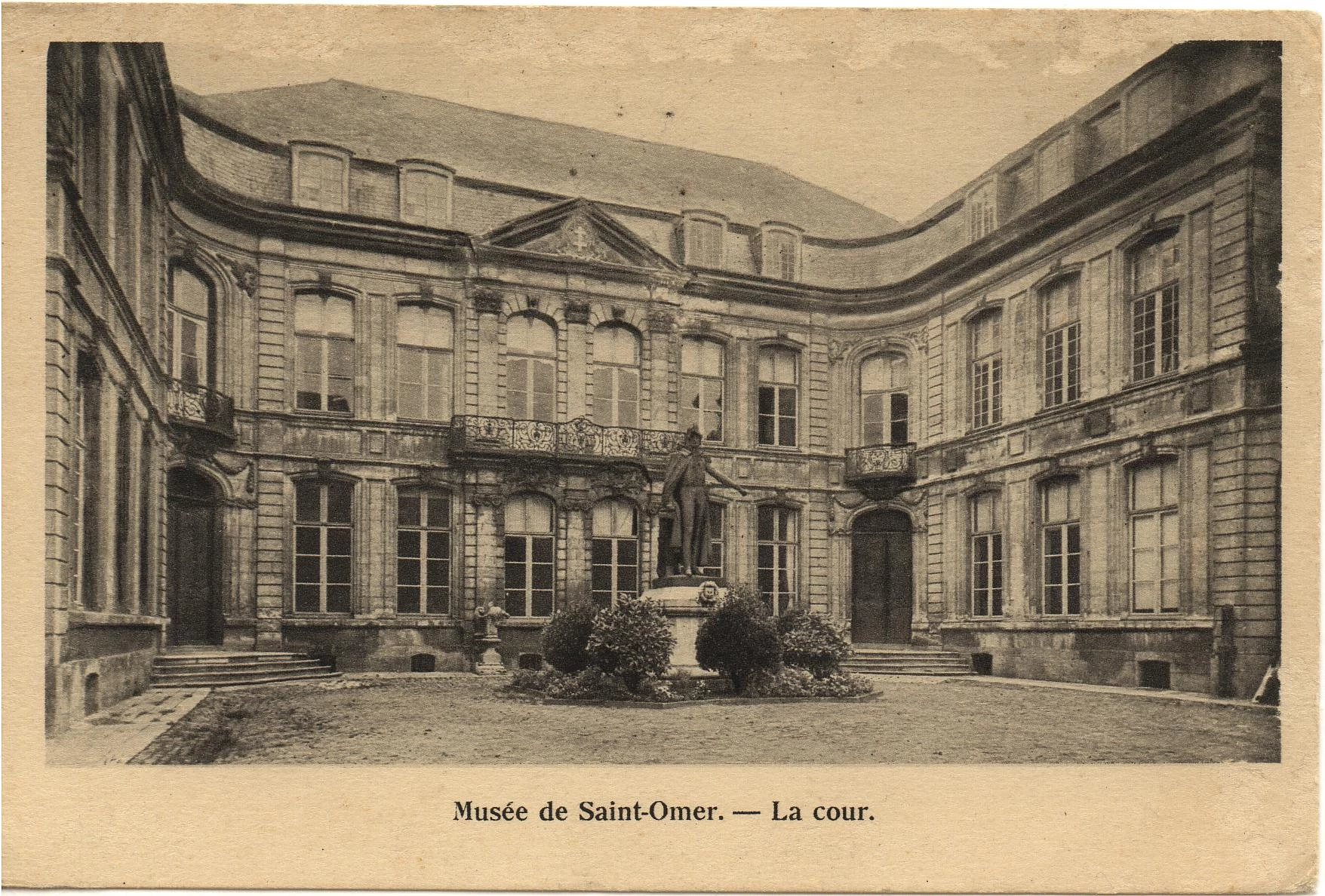 (b)- La façade du musée