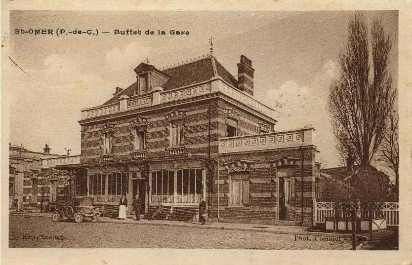 (a)- Prés de la gare