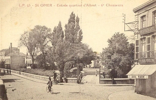 (c)- Entrée de la caserne