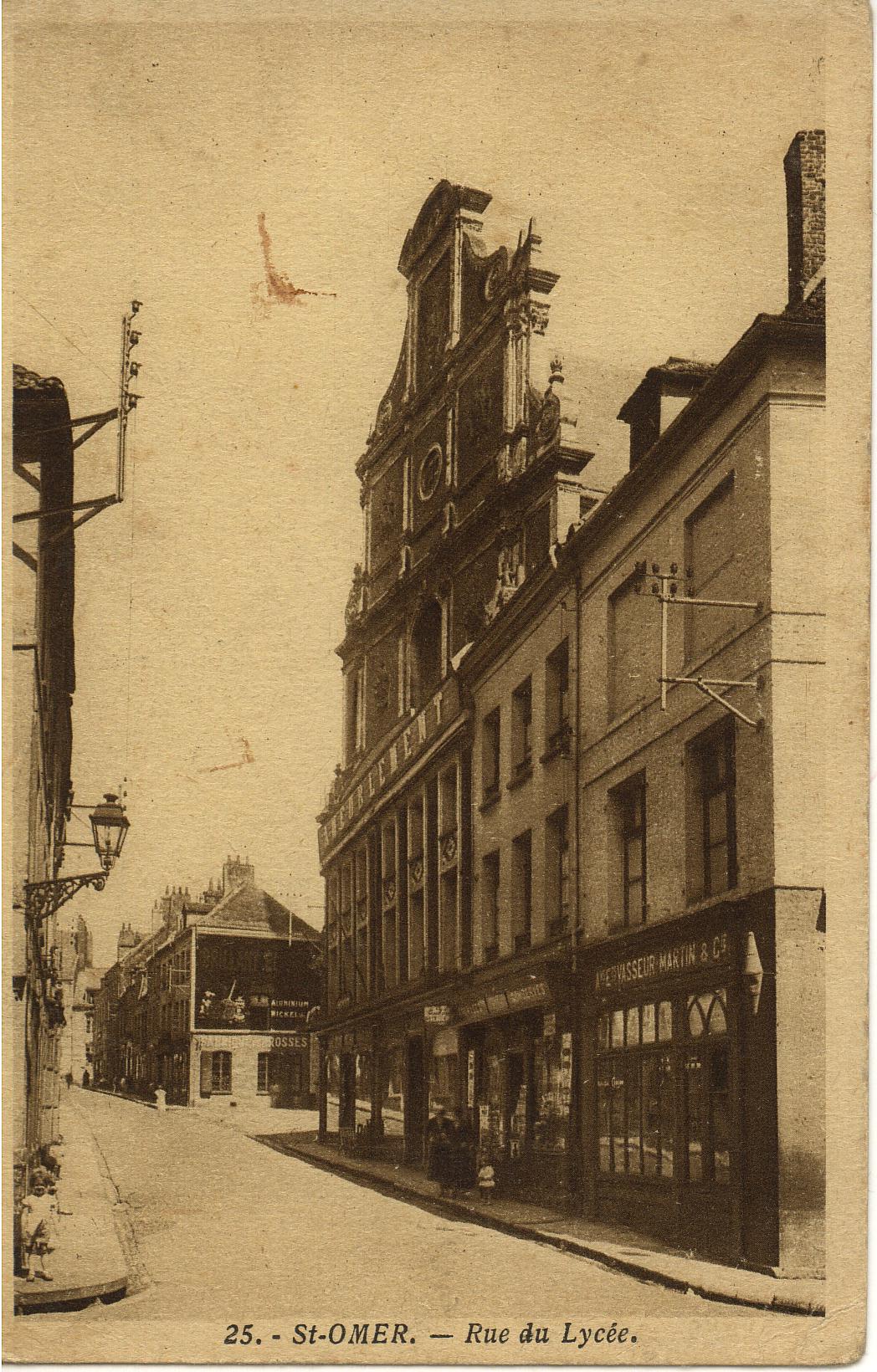 Cette petite rue qui monte vers le centre ville était animée par de nombreux petits commerçes.