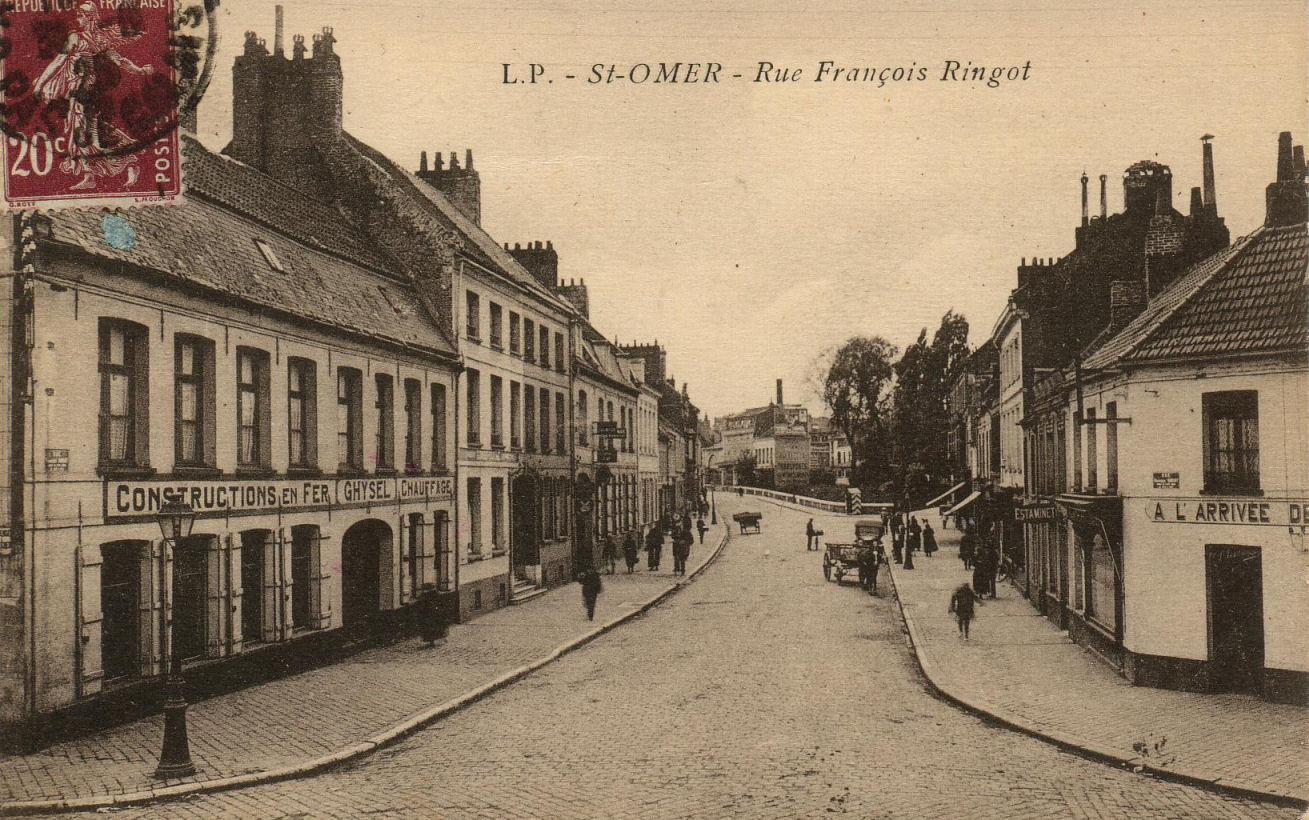 on débouche en bas de la rue sur la place du Onze Novembre c'est en 1783 que l'on ouvrit une porte d'eau pour accéder au faubourg  de Lysel.