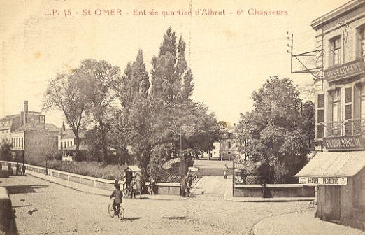 On voit ici la grille de la caserne d'Albret par où sortaient les cavaliers pour la parade sur la place du Vainquai toute proche.