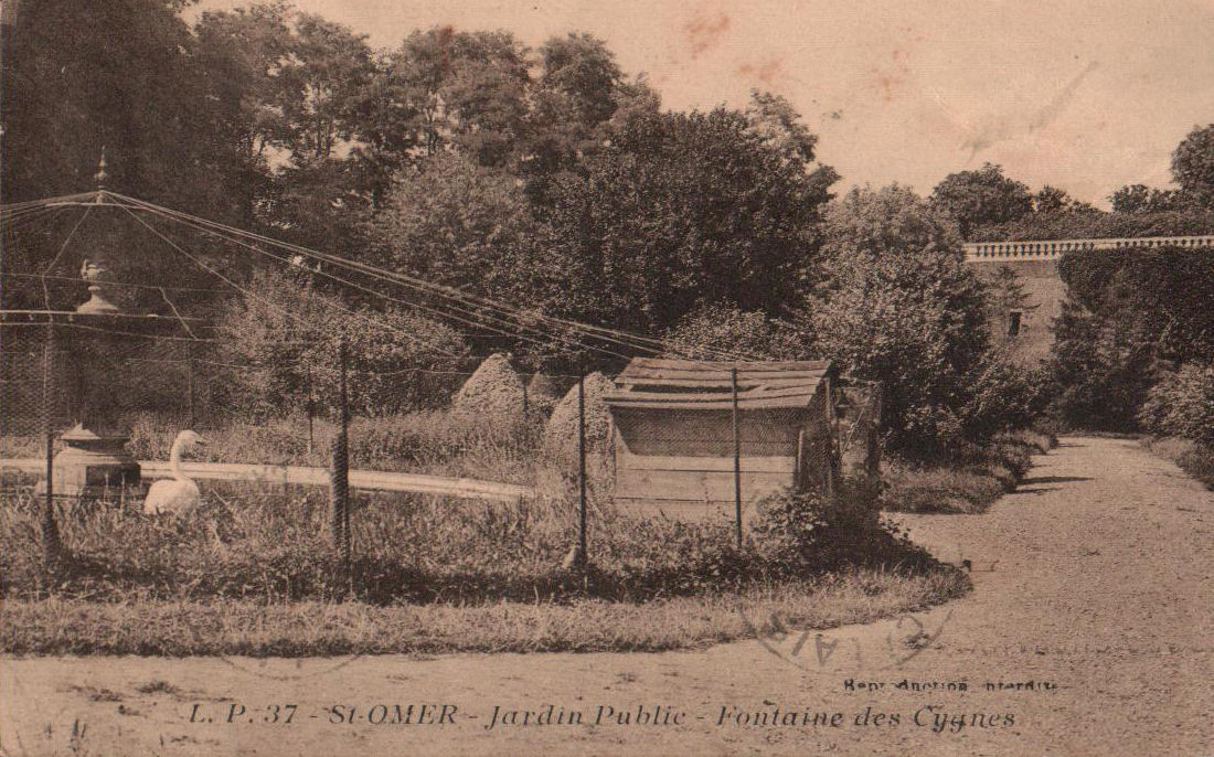 En longeant l'enclos des cygnes, on aperçoit sur la gauche une fontaine. Le parc aux cygnes se trouvait dans le bas des remparts, ou se trouve le jardin à la Française.