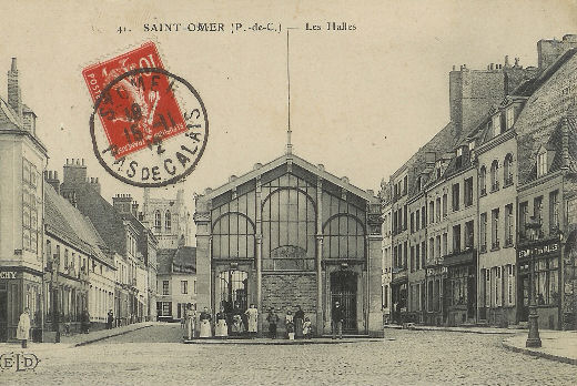 On arrive sur la place du marché aux poissons où se dressait la grande halle vitrée, dont on voit l'entrée.