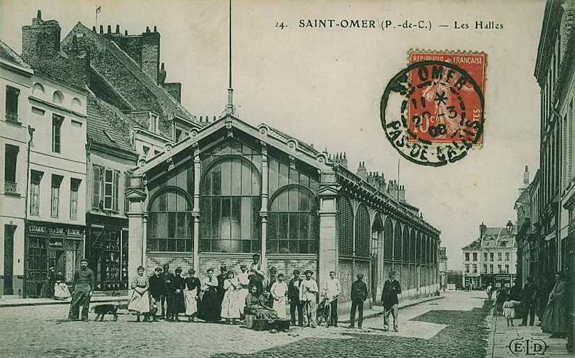 On peut admirer sur cette vue le bâtiment et se rendre compte de ses dimensions, il occupait une bonne partie de la place.