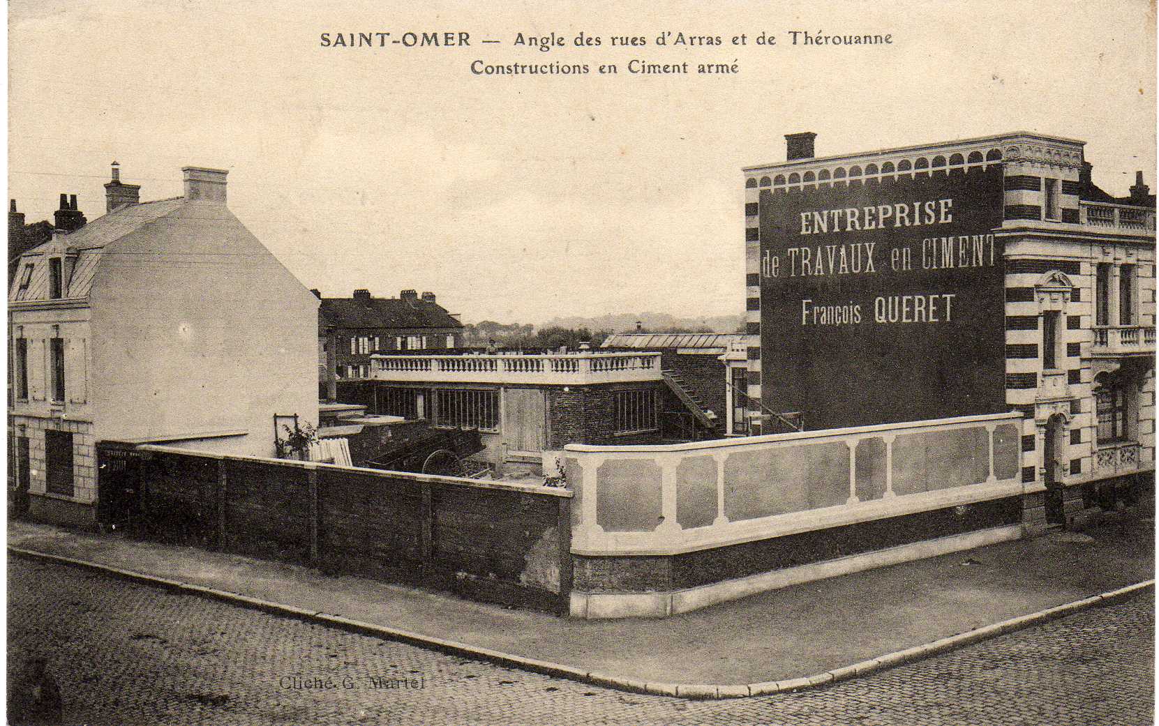 au coin de la rue il y avait une emtreprise de construction en bâtiment .