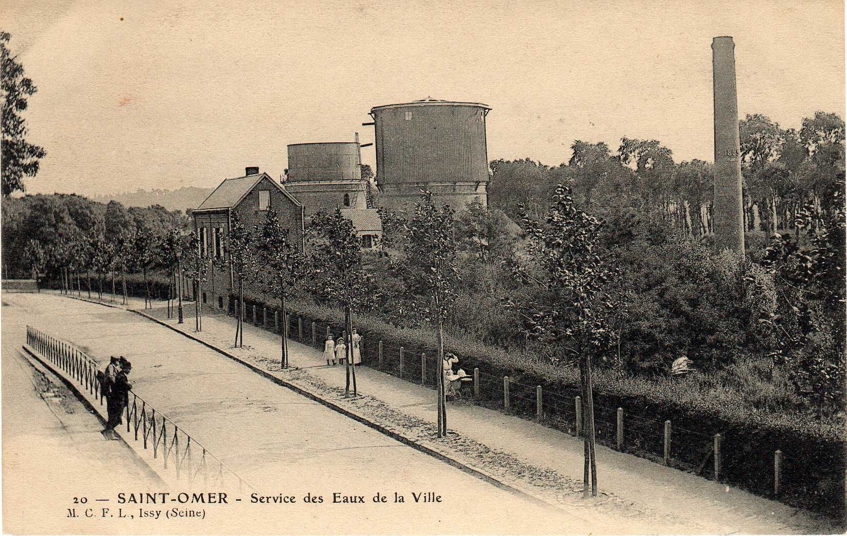 Dans le fond on aperçoit le premier château d'eau de St Omer. Avec la maison du gardien.