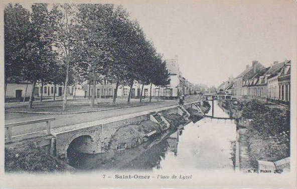 mous sommes dans le faubourg de Lysel,c'est vers 1783 qu'une porte fut perçée au bout de la rue François Ringot ce qui permis aux habitants du faubourg d'accéder directement à st omer.