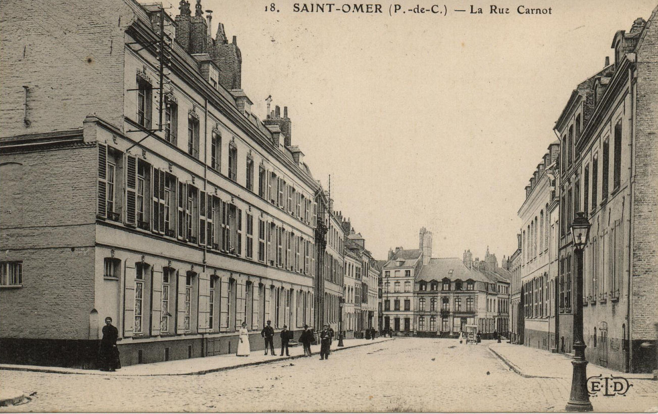 On aperçoit dans le fond sur la droite les batîments du Crédit du Nord,et sur la gauche au premier plan on peut voir la rue Omer Pley.  