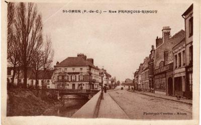 Cette rue anciennement appelée rue de l'arsenal débouchait sur les remparts avant le démantèlement. On peut voir sur la gauche le quai des Salines.