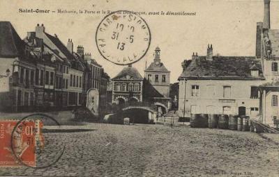 On peut apercevoir dans le fond de la place sur la droite de gros tonneaux et au fond la porte de dunkerque qui donnait sur le Haut-pont.